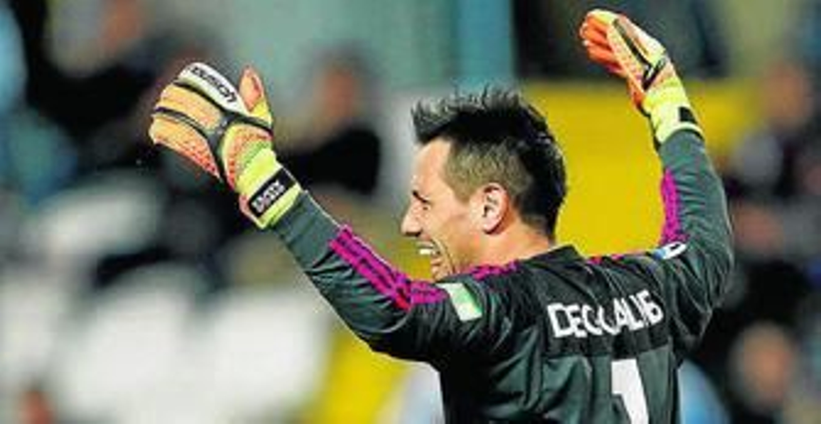 Sergio Rico, único portero antes del debut, encaja el 3-0 en el Camp Nou.