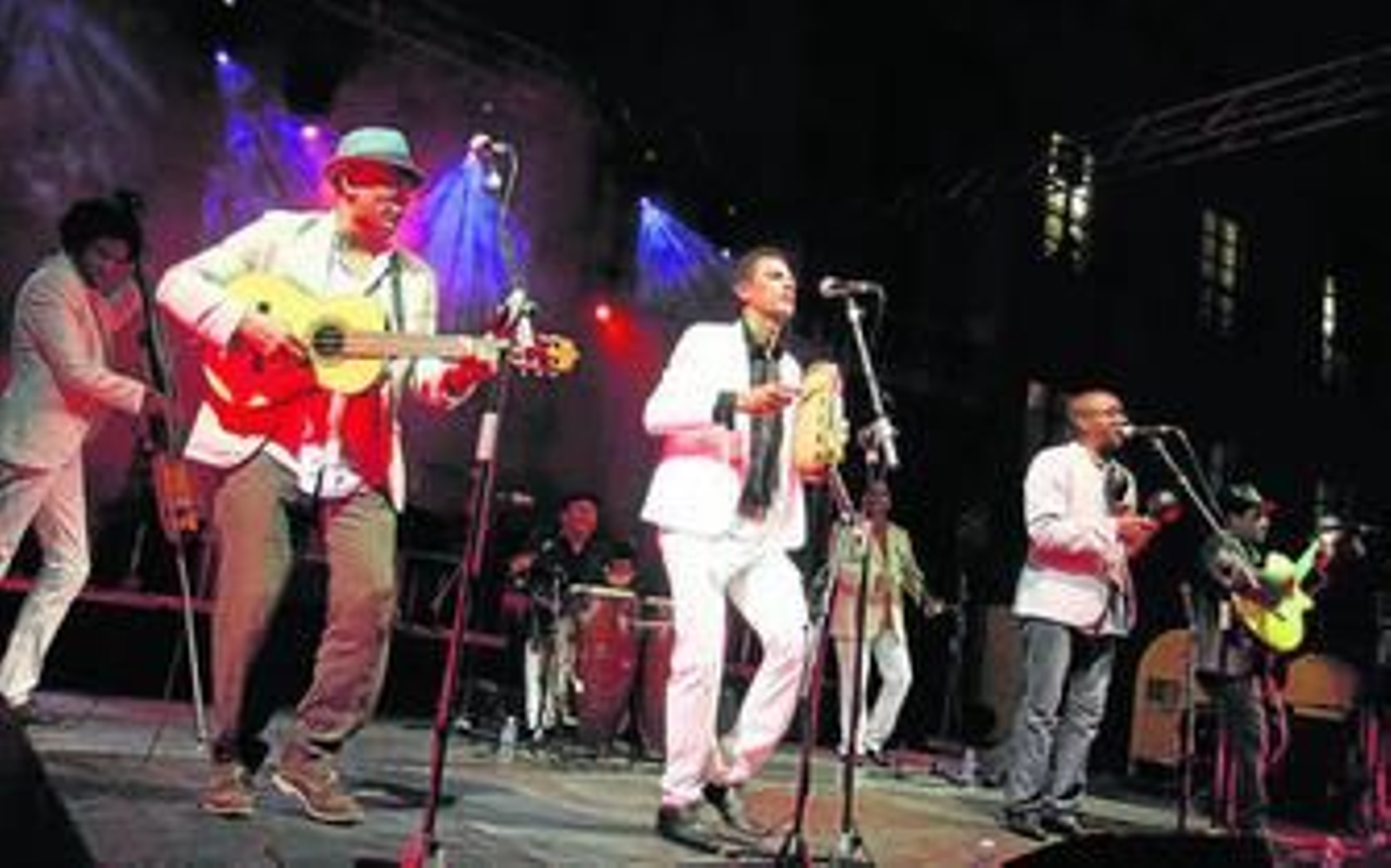 El septeto Santiaguero puso el sábado a bailar al público en la Plaza Vieja.