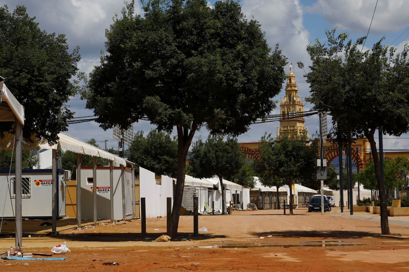 El desmontaje de las casetas y atracciones de la Feria de Córdoba, en imágenes