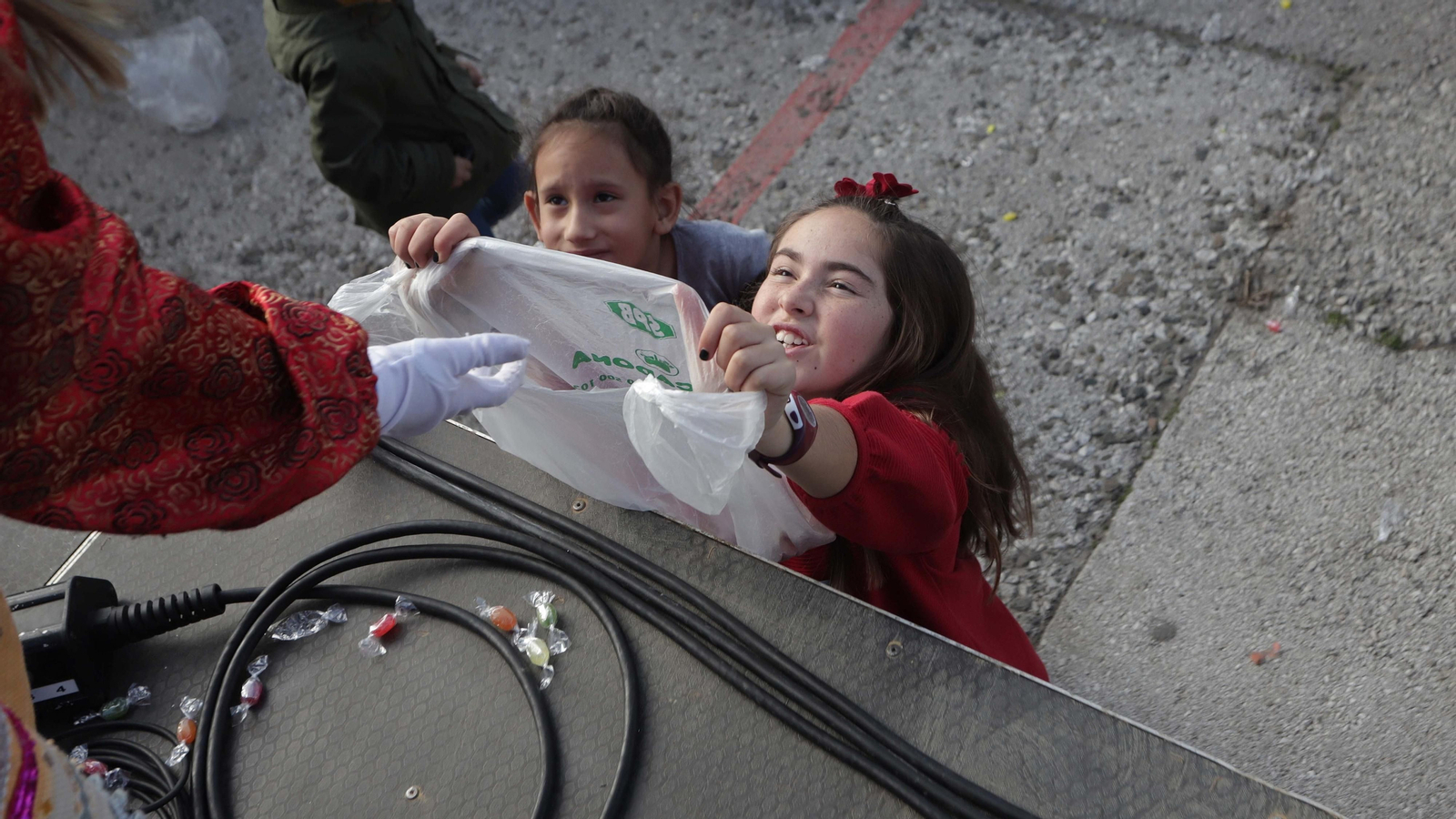 Imágenes del arrastre de latas en Algeciras