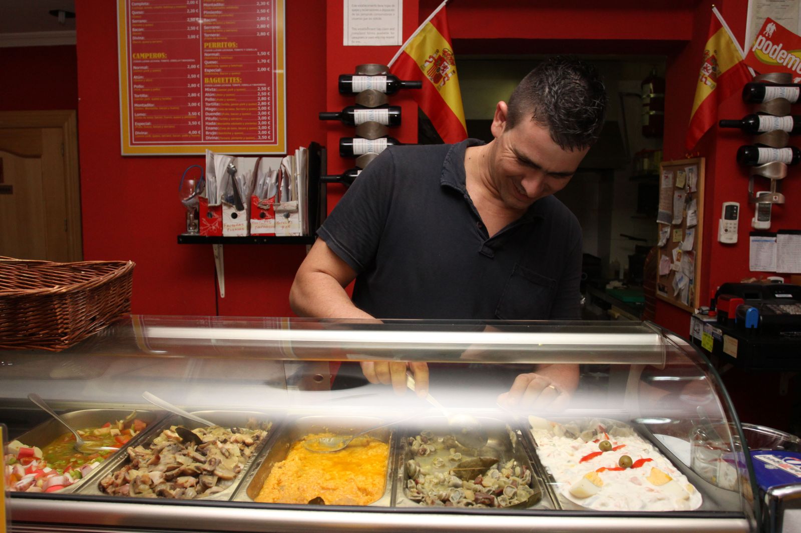 Un camarero trabajando en un bar de Málaga.