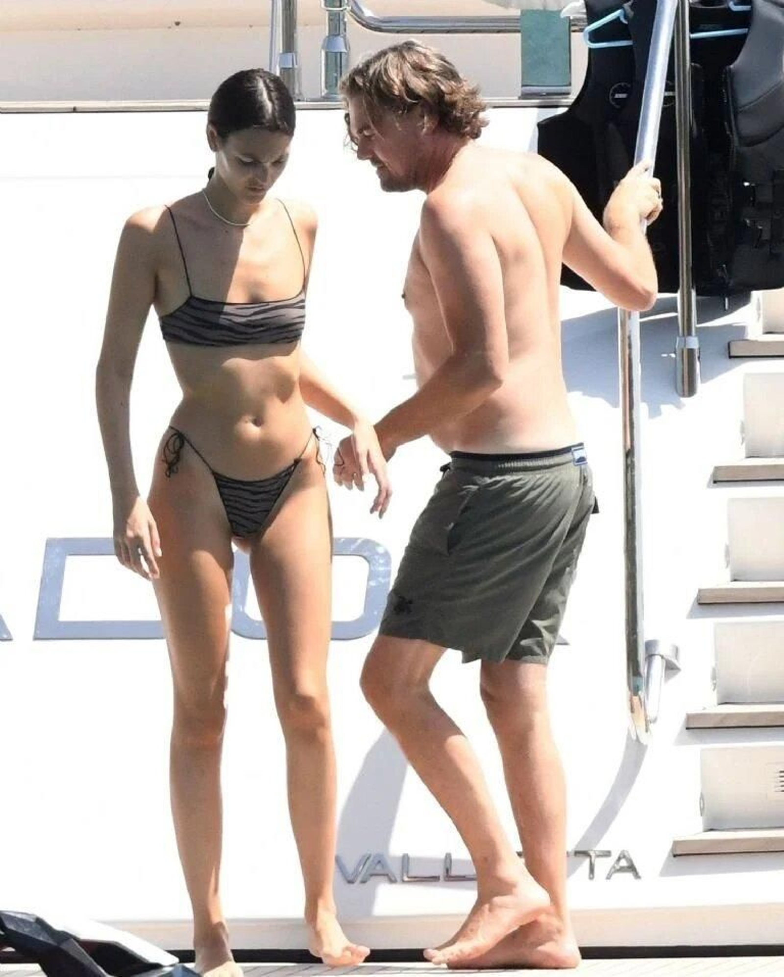 Leonardo DiCaprio y Vittoria Ceretti en aguas de Cerdeña a bordo de un lujoso yate. Leonardo DiCaprio y Vittoria Ceretti en aguas de Cerdeña a bordo de un lujoso yate.