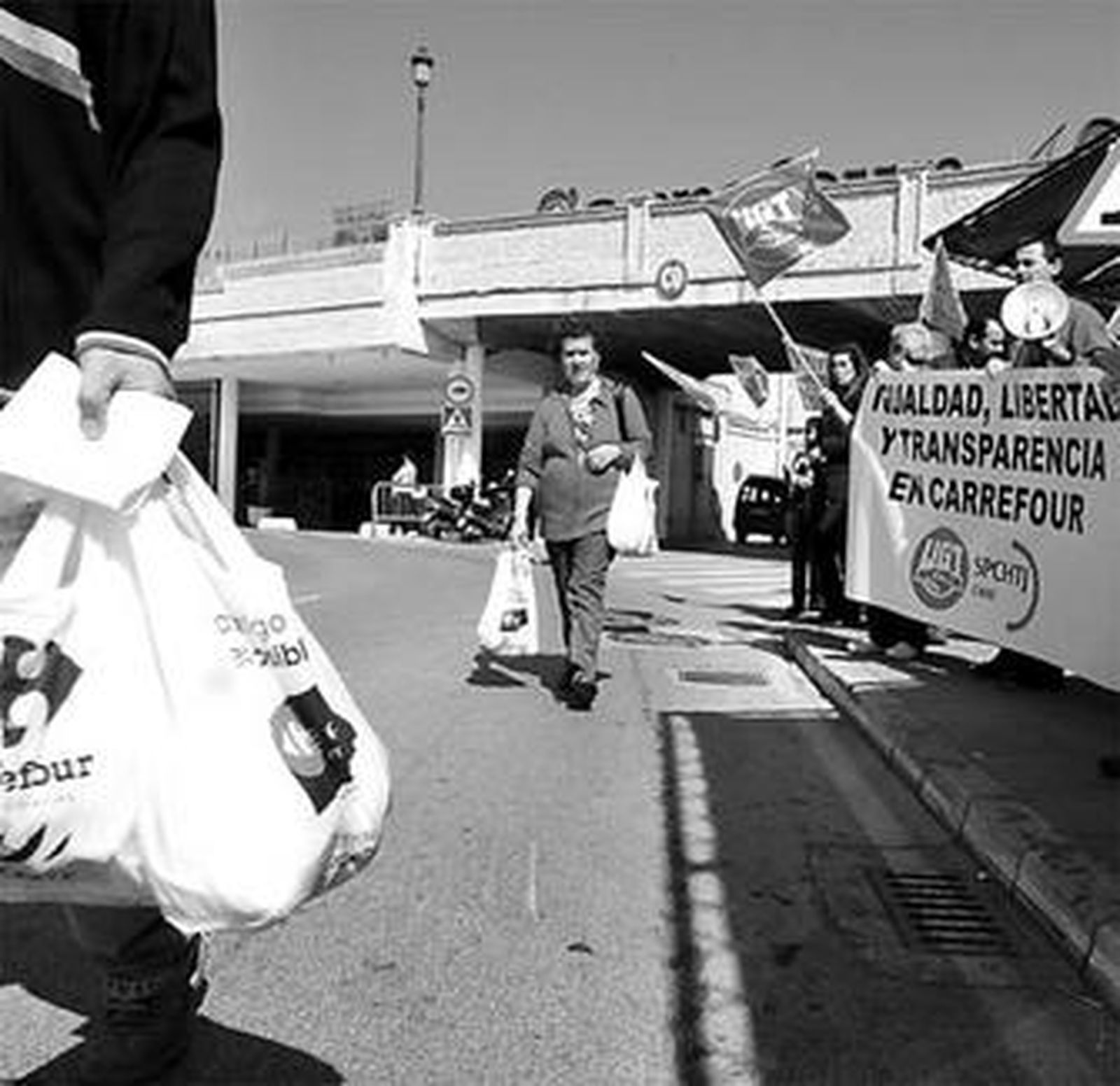 Protesta de UGT convocada en Carrefour de Bahía Sur.