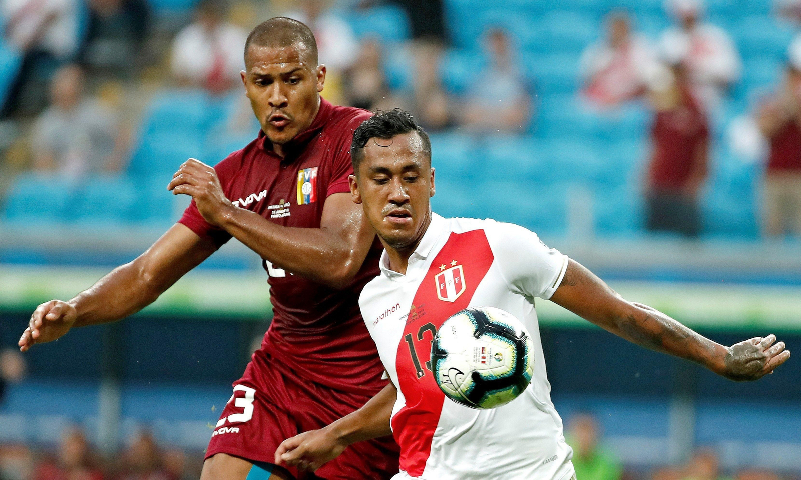 Renato Tapia protege el balón ante Rondón en un lance del Venezuela-Perú de la última Copa América.