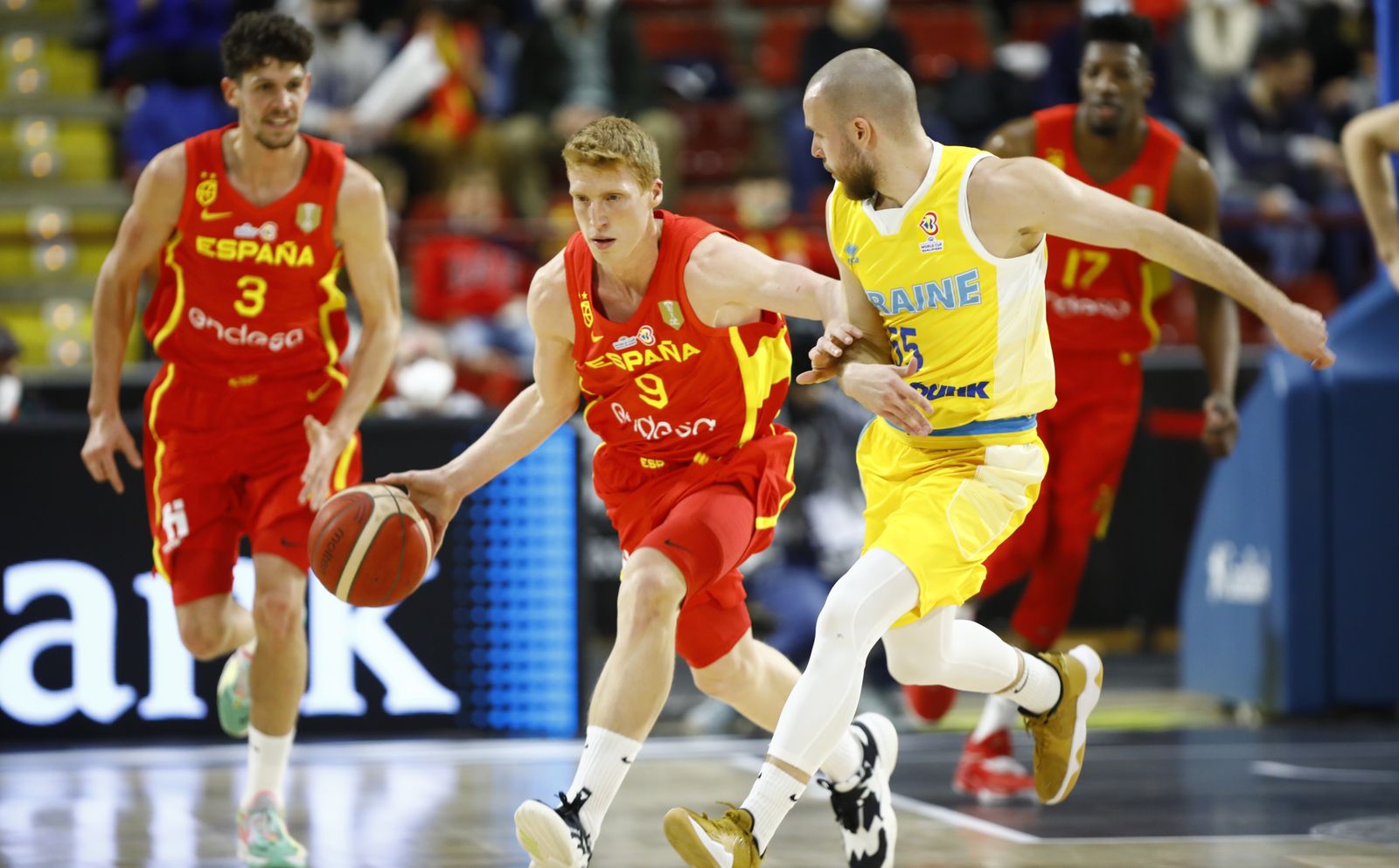 Alberto Díaz protege el balón ante la presencia de Sydorov.