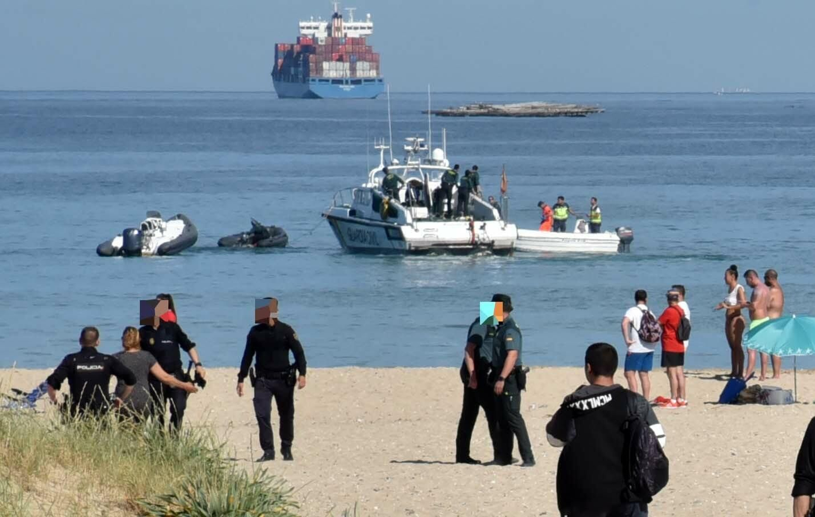 La Guardia Civil se hizo con la embarcación causante del suceso y la abordada, ambas a la izquierda de la foto.