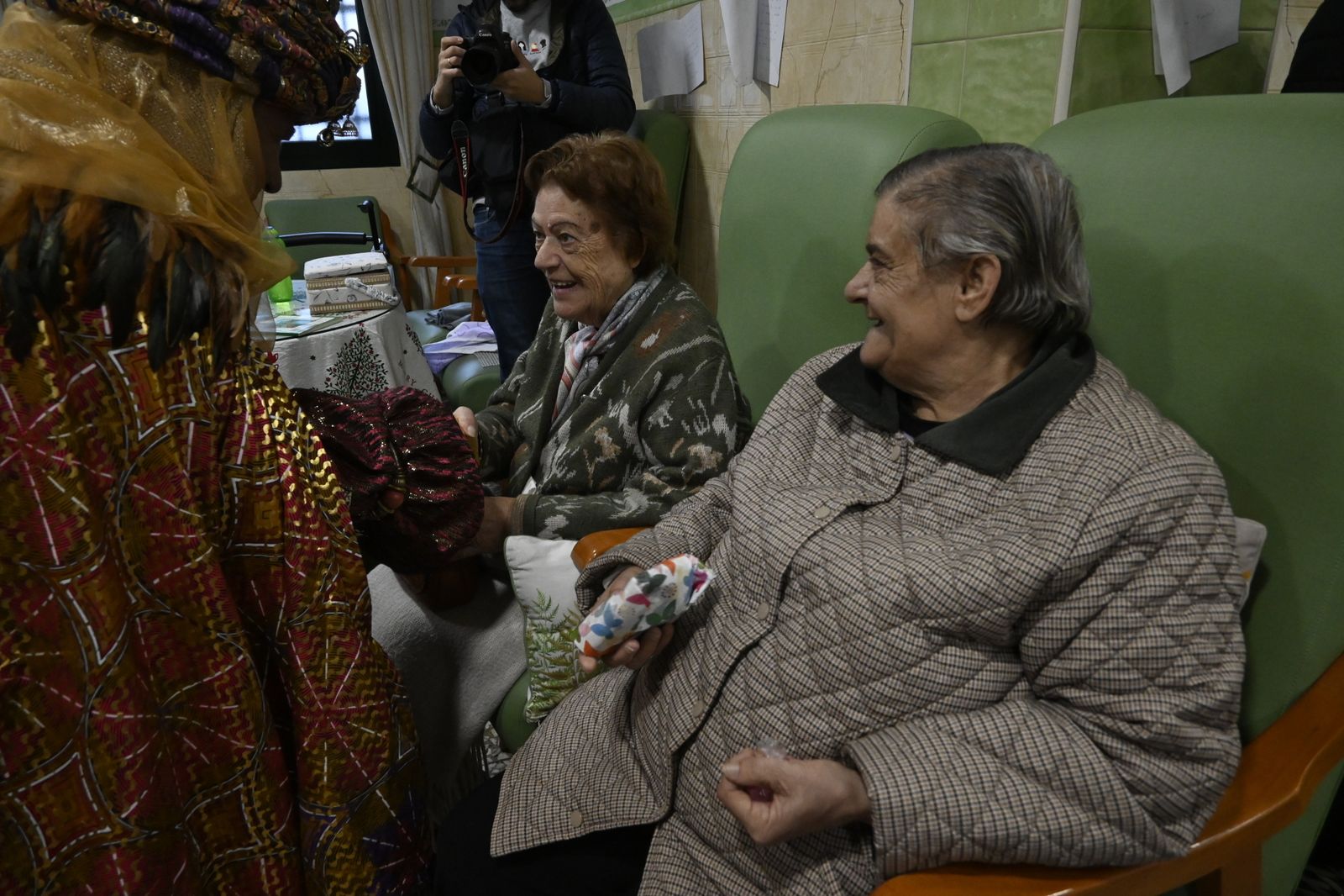 Visita de los Reyes Magos a los ancianos de los asilos de Huelva, en imágenes