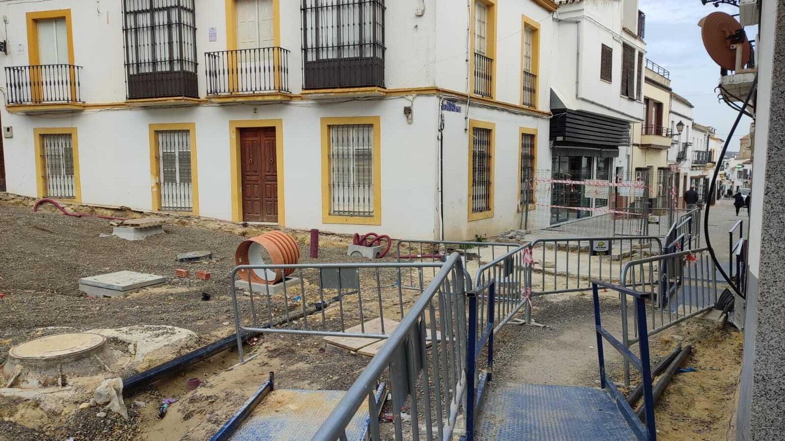 Pasarelas de metal para poder acceder a comercios y viviendas