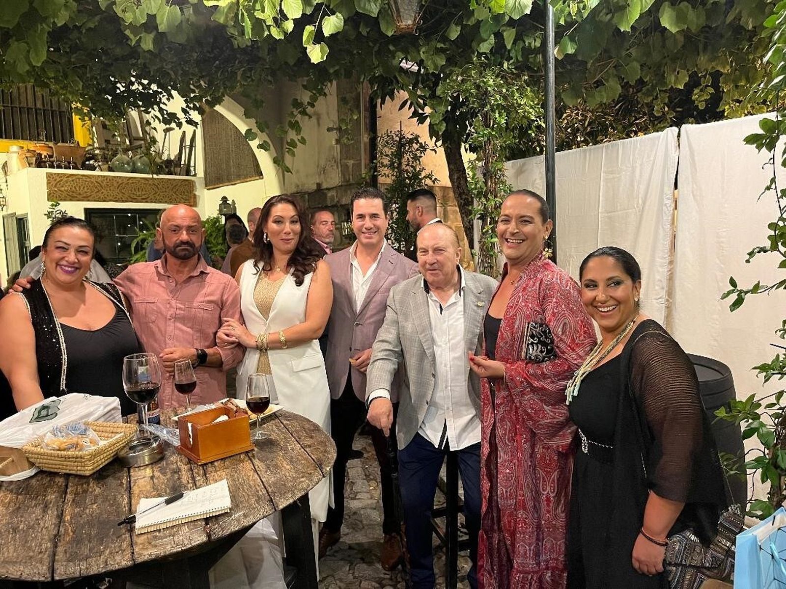 Lourdes Florido, Ismael Fernández, Marina Heredia, Pedro Chicote, Curro Albaicín, Antonio Santiago y Felipa del Moreno, durante el festejo de cumpleaños.
