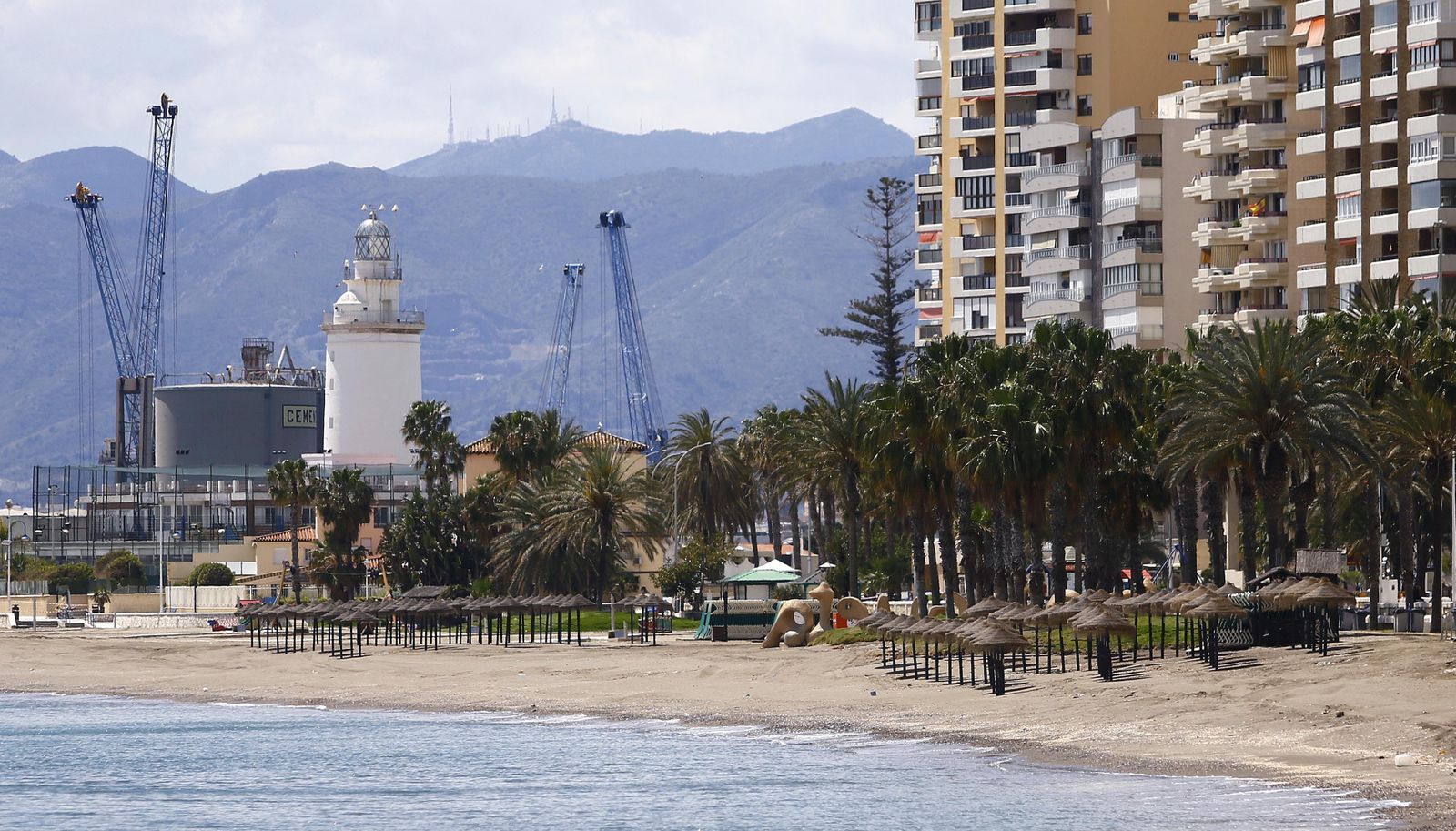 Fotos de la playa de La Malagueta en pleno confinamiento por el coronavirus
