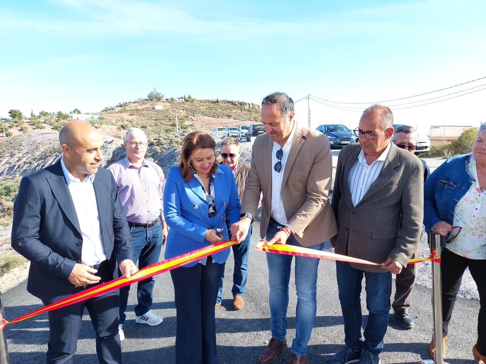 La consejera  junto al alcalde de Felix en la inauguración del camino de La Chepa