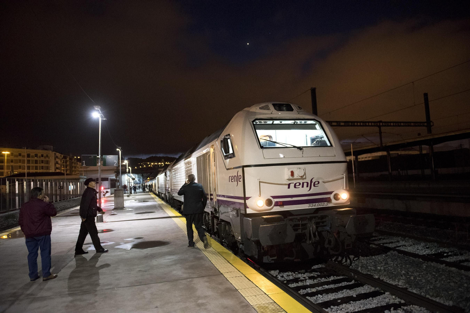 26 N: Primer tren de Granada a Madrid que pone fin a la desconexión
