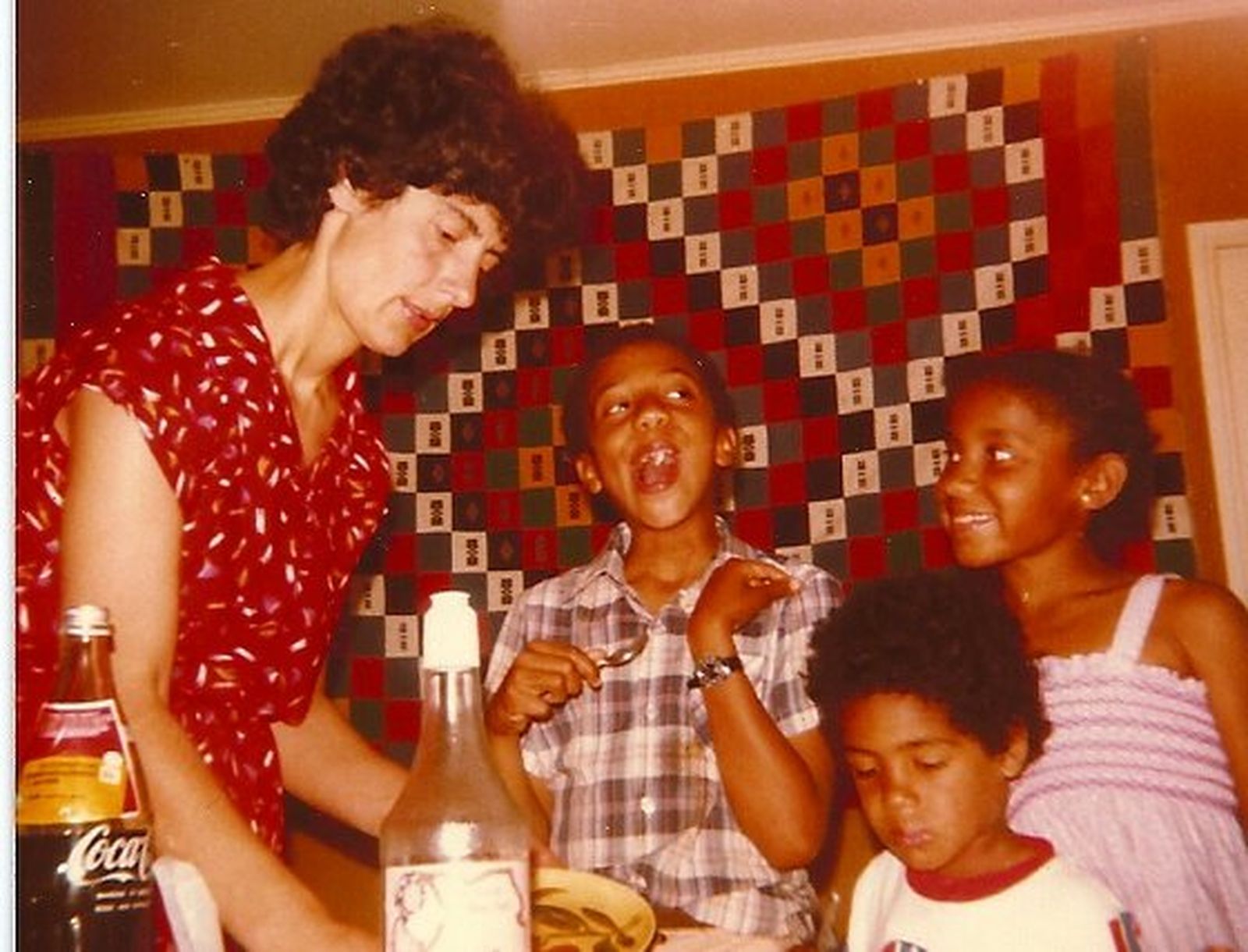 Fredy, que acaba de cumplir tres años, con su madre y sus hermanos.