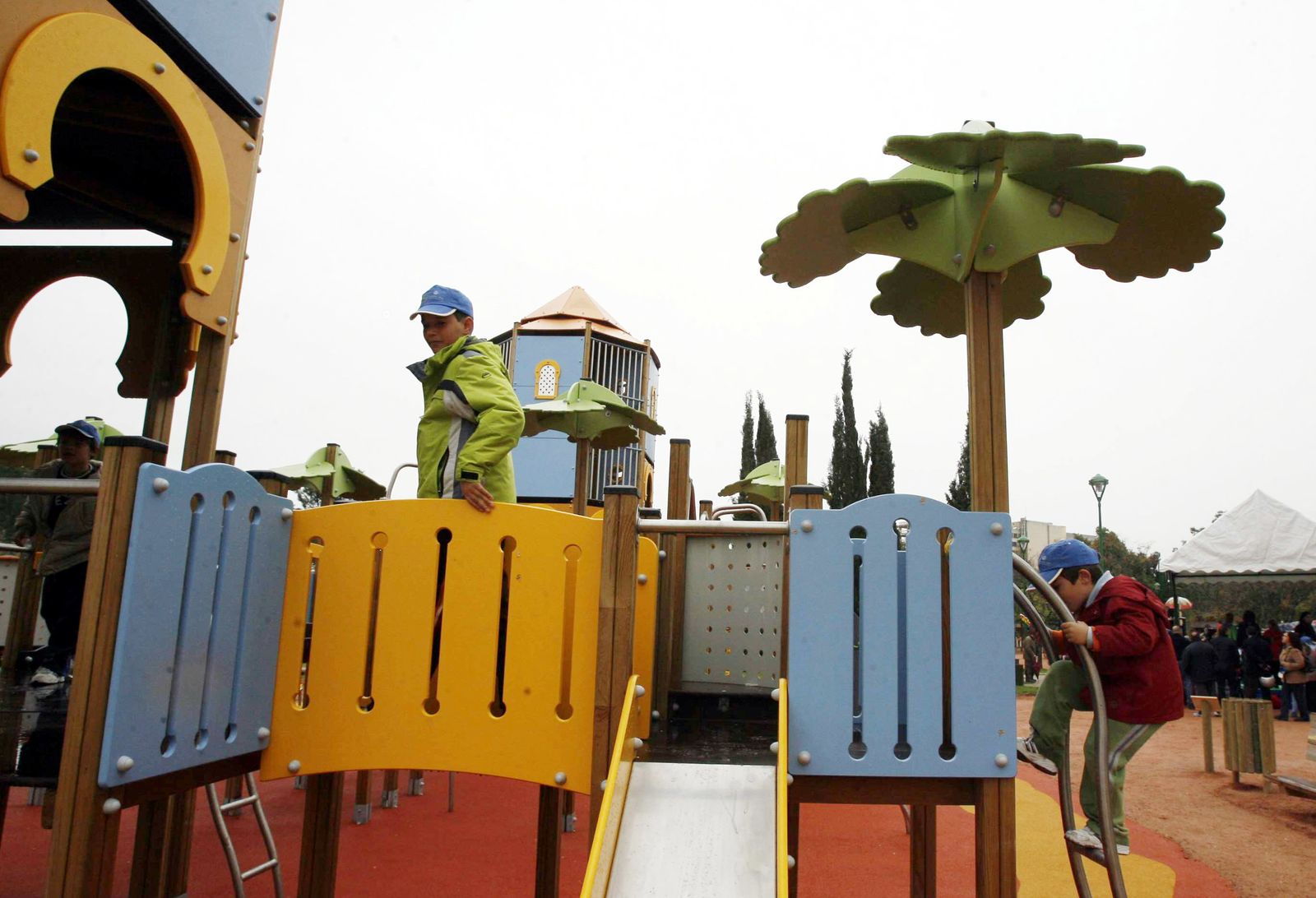 Dos niños juegan en el parque infantil.