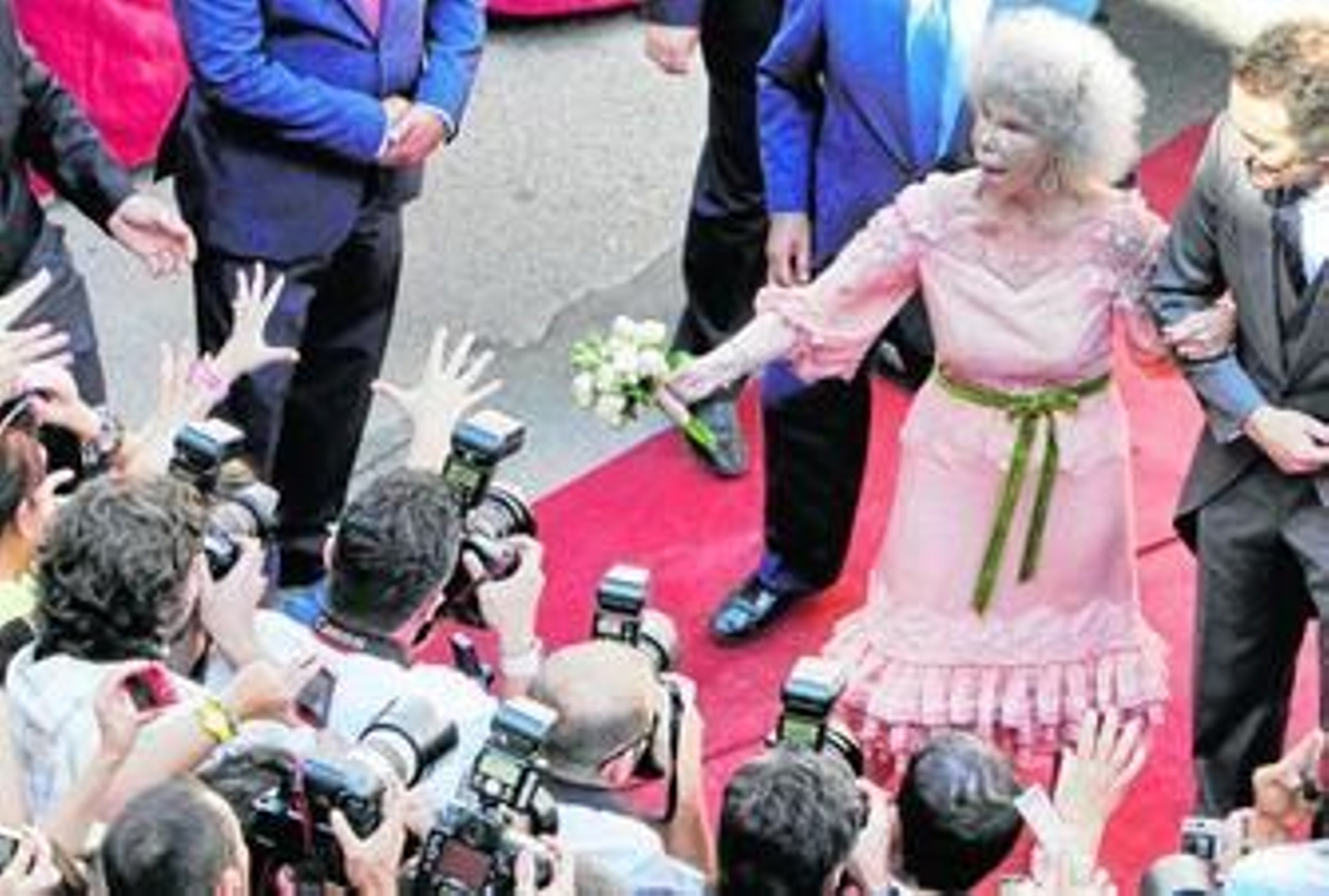 l El público tuvo que soportar altas temperaturas para contemplar la ansiada estampa de los novios.