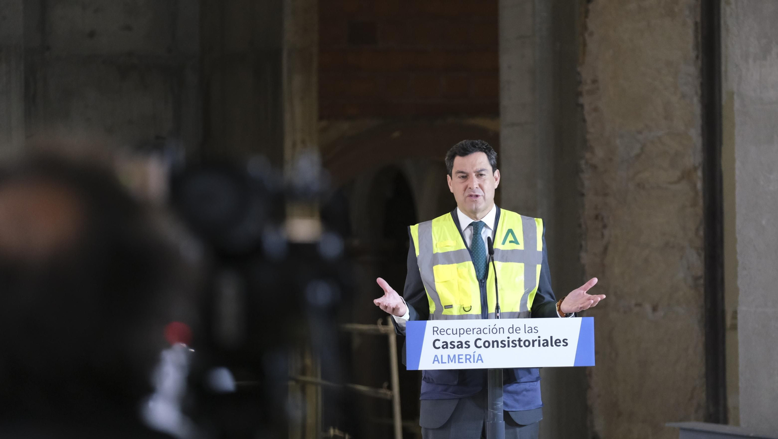 Fotogalería de la visita de Juanma Moreno a las obras del Ayuntamiento de Almería.