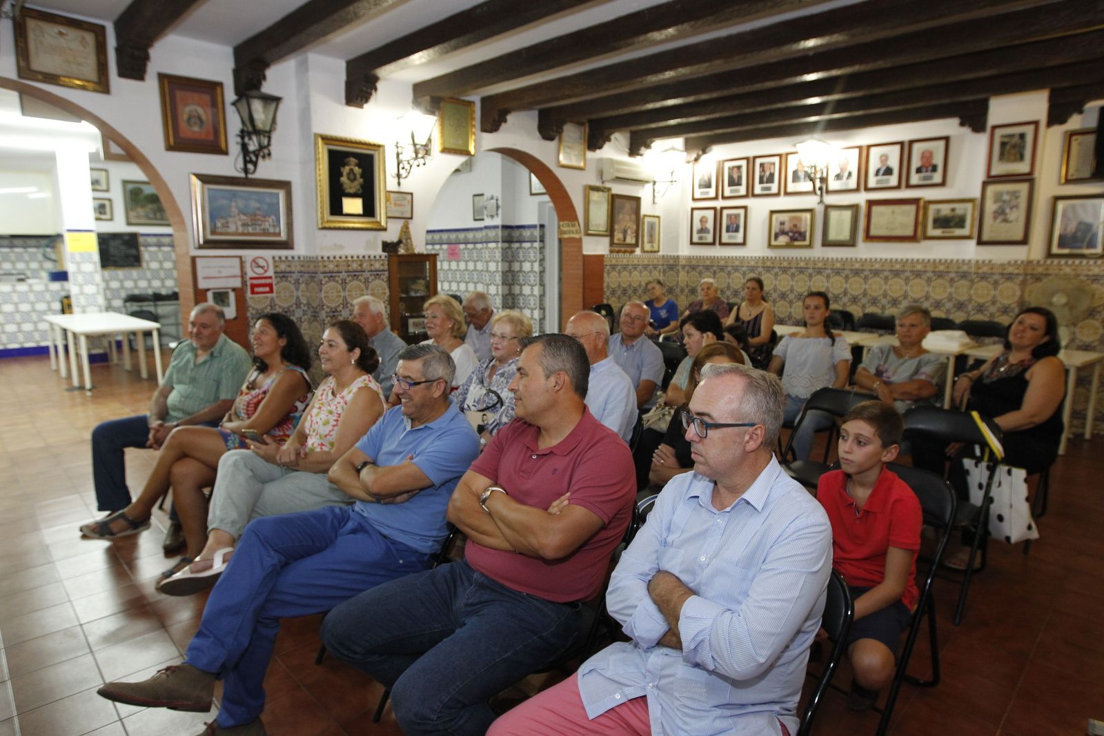 Carlos Salvador, el segundo por la derecha, única candidatura a Hermano Mayor.