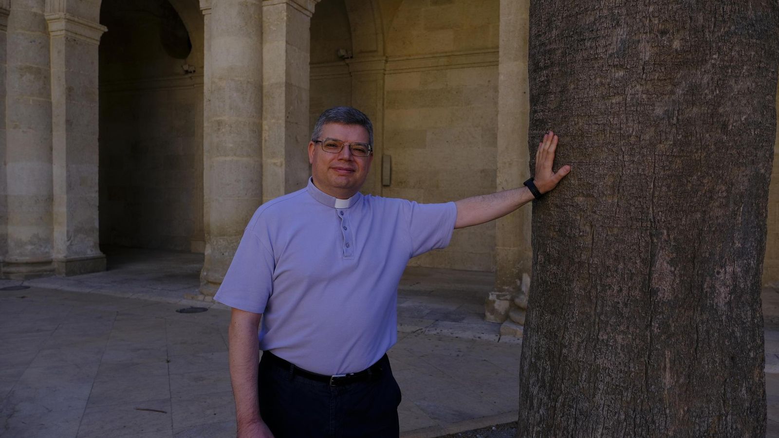 El capellán, en el claustro de la Catedral