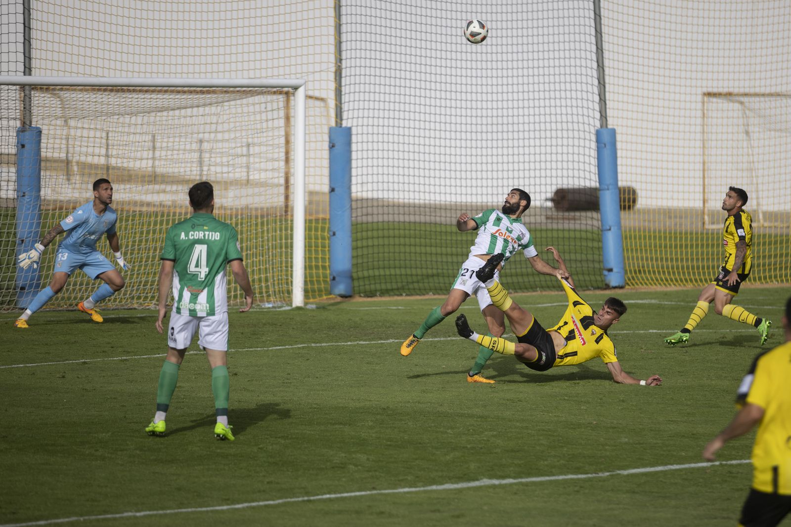 Imágenes del partido entre el San Roque de Lepe y el Atlético Sanluqueño