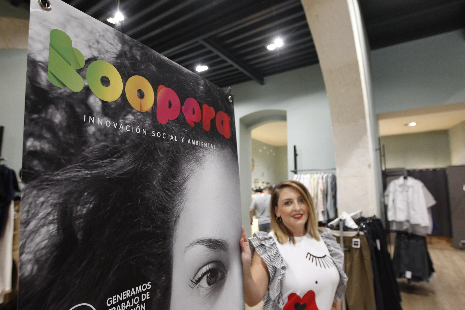 Fotogalería influencers en tienda Koopera Store Caritas Almería