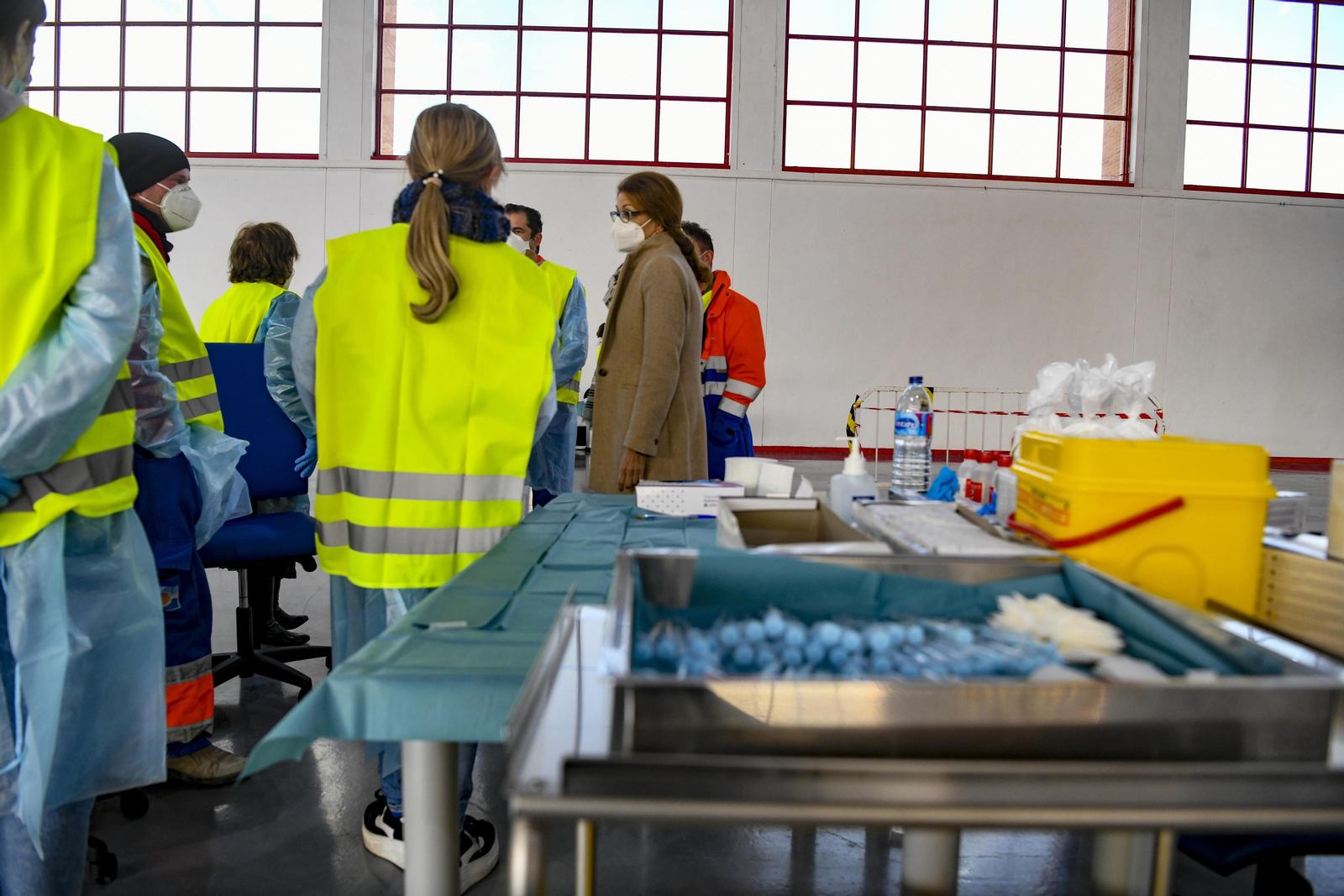 Fotos: así ha sido el inicio de la vacunación masiva del personal educativo de Granada
