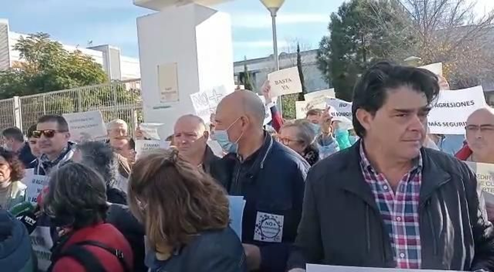Concentración en la puerta del centro de salud del Torrejón. Concentración en la puerta del centro de salud del Torrejón.
