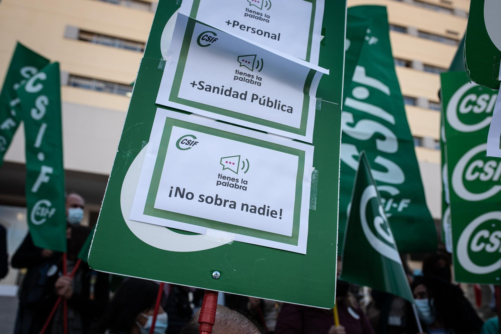 Imágenes  de la concentración sindical de sanitarios en el Infanta Elena