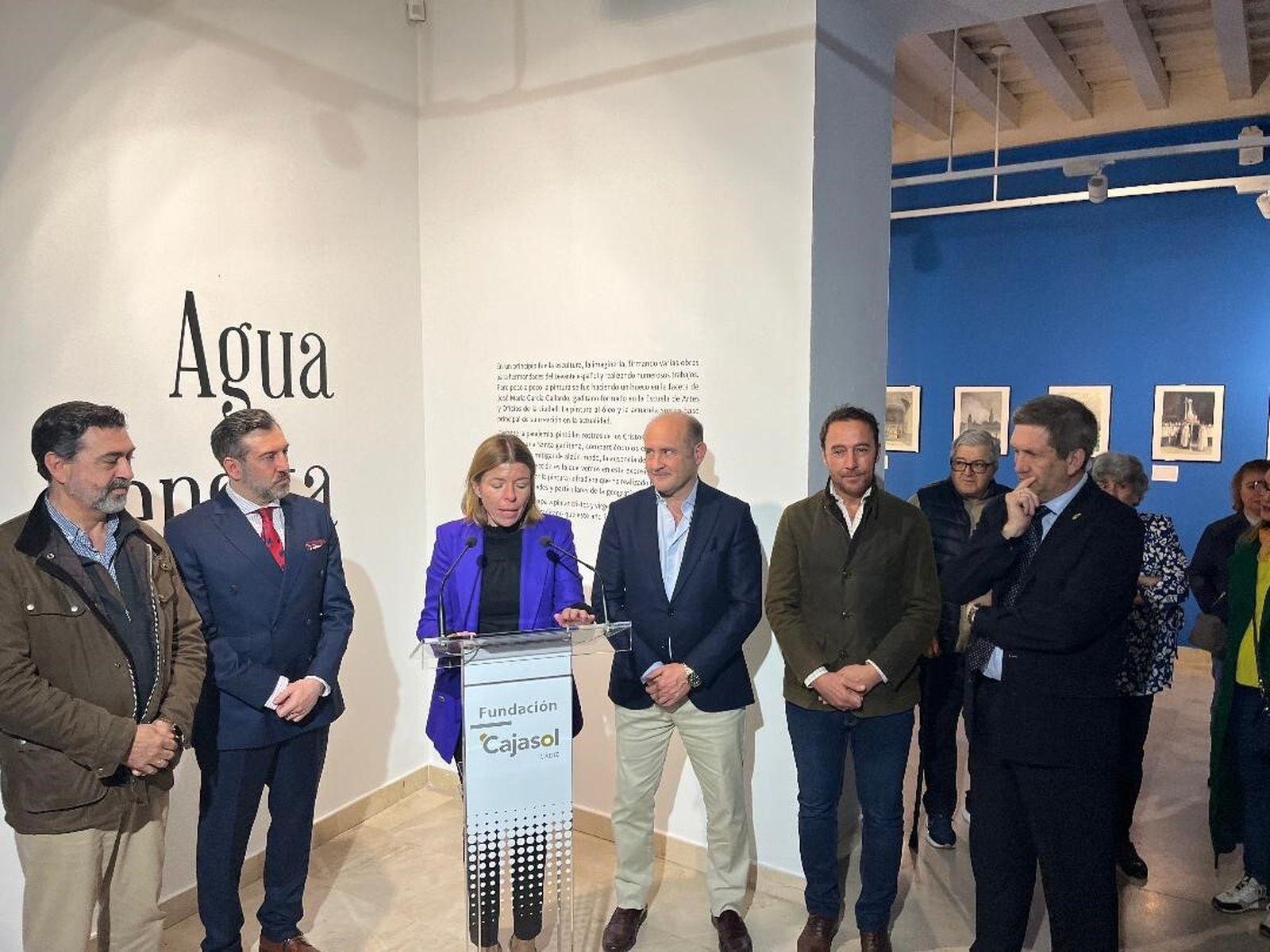 José Manuel Verdulla, el artista José María García Gallardo, María del Mar Díez, Juan José Ortiz,  José Manuel Cossi y Luis Benítez durante la inauguración de la exposición en la Fundación Cajasol.