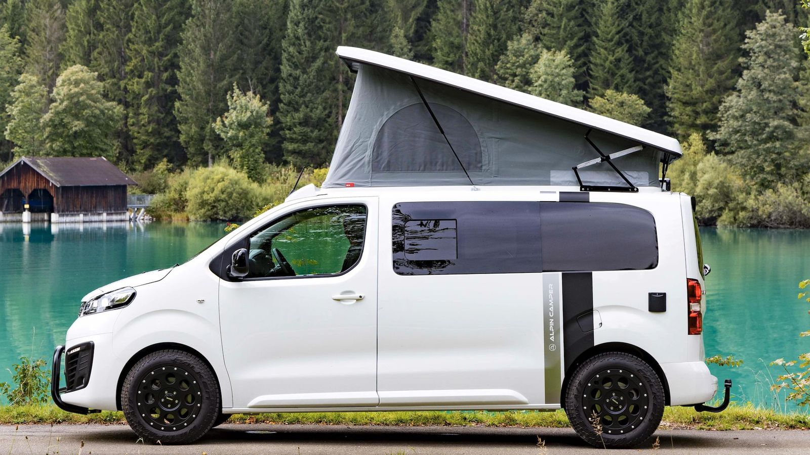 El techo elevable es clave en esta transformación, ya sea para ganar espacio o servir para la instalación de una segunda cama.