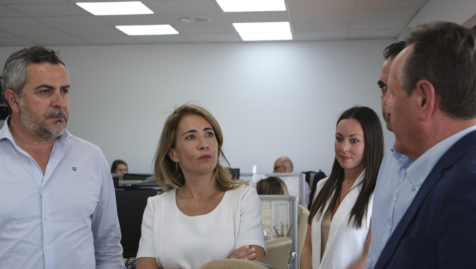 Imágenes de la visita de la Ministra Raquel Sánchez a Transportes J. Cano, en Antas