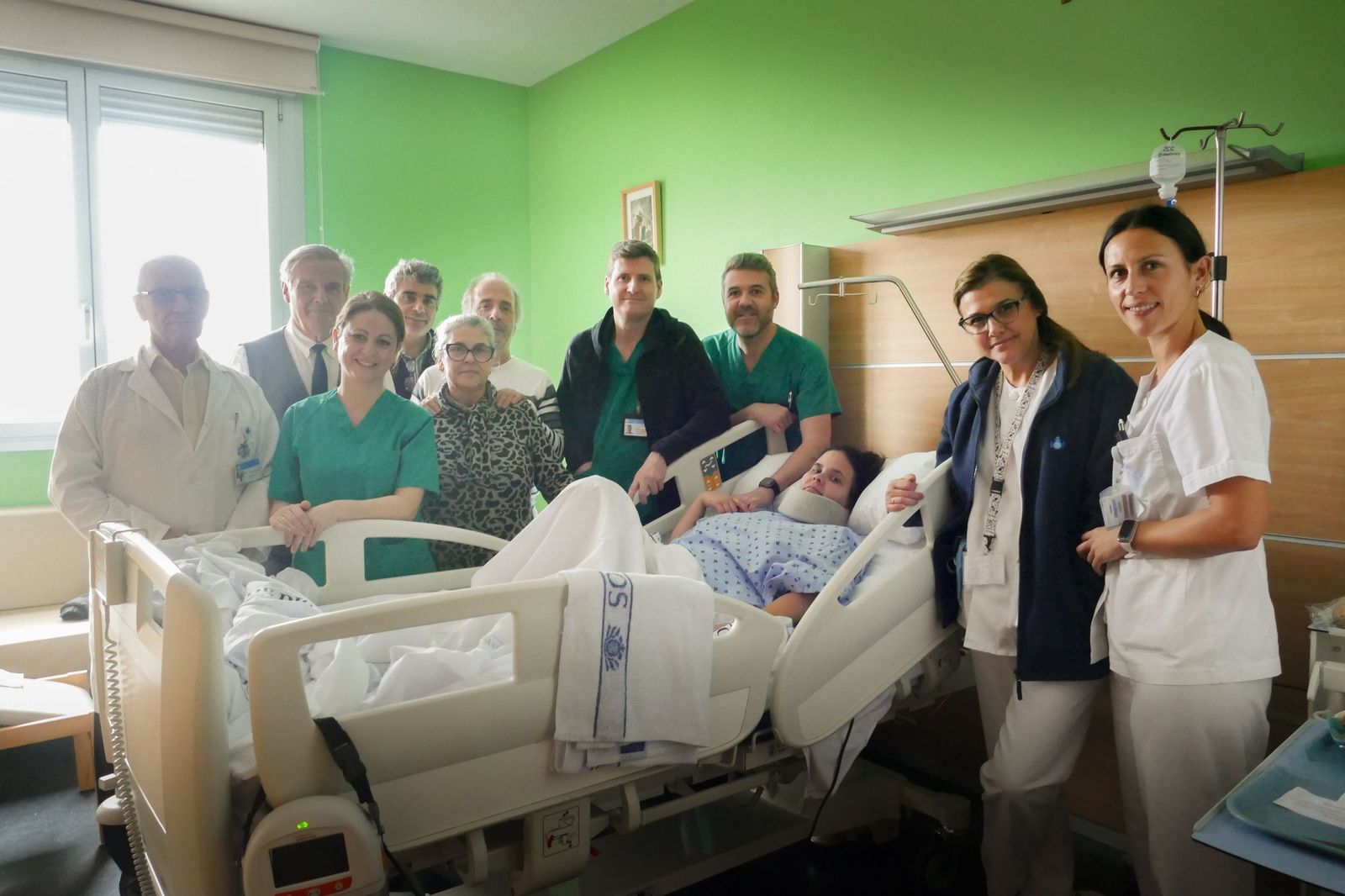 Rocío y su familia junto al equipo de profesionales del hospital cordobés.