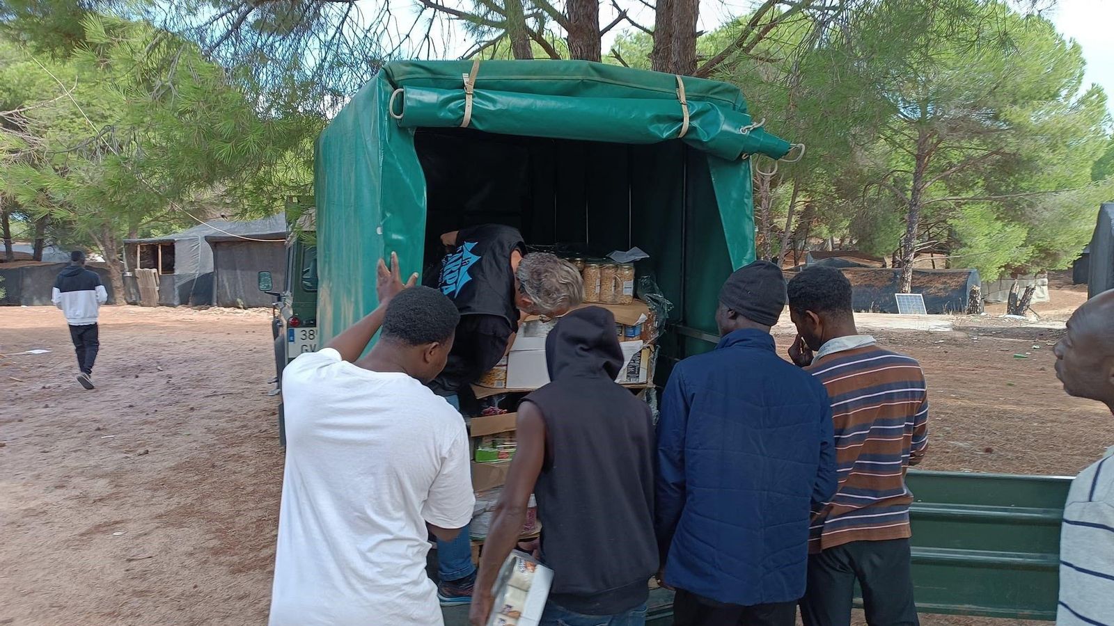 La Asociación La Carpa reparte alimentos y ropa en uno de los asentamientos de la provincia de Huelva.