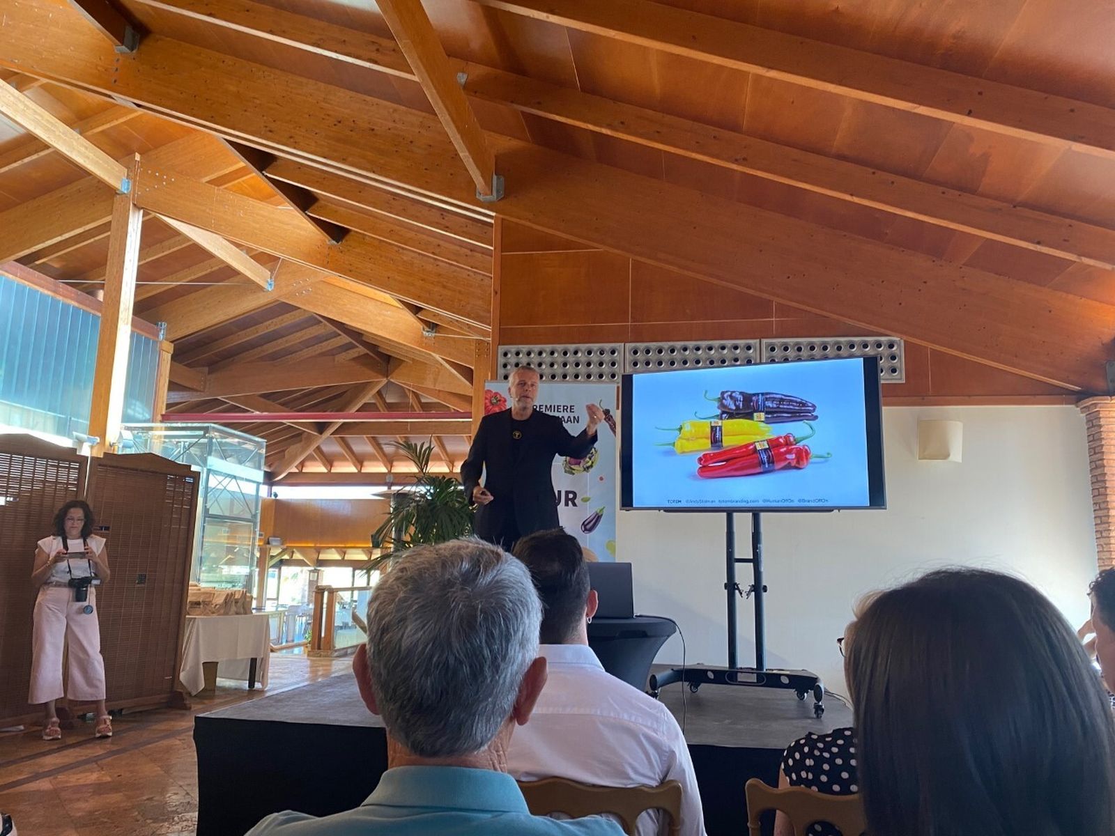 Andy Stalman, experto en marcas y branding, CEO de Totem Branding durante su exposición en Almería ante el sector hortofrutícola