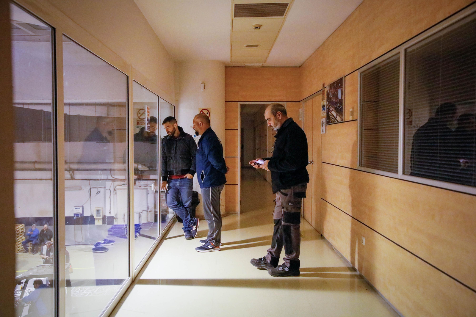 Te contamos en imágenes como ha sido la descarga de las traiñas en la lonja de Almería