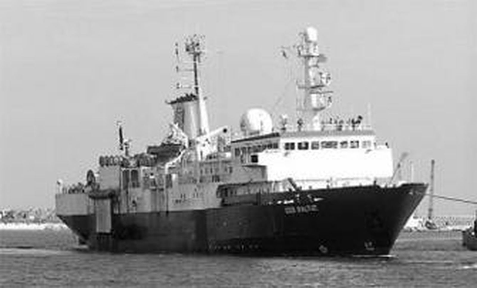 El sismográfico 'Geo Baltic', entrando en Málaga en 2006.