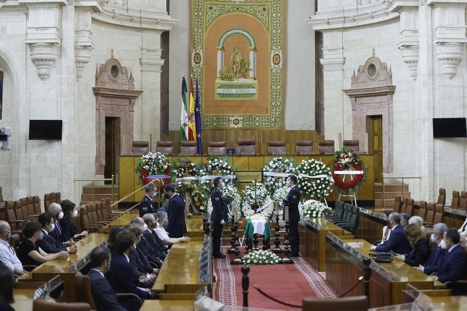 Las imágenes de la capilla ardiente de Manuel Clavero en el Parlamento de Andalucía
