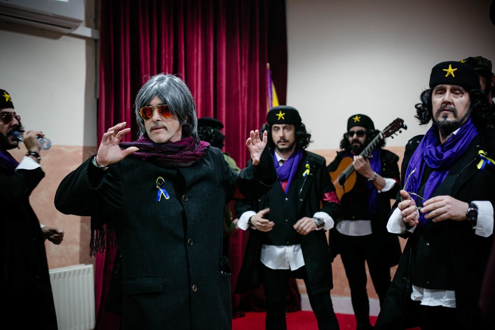 Juan Carlos Aragón en los camerinos con la chirigota.