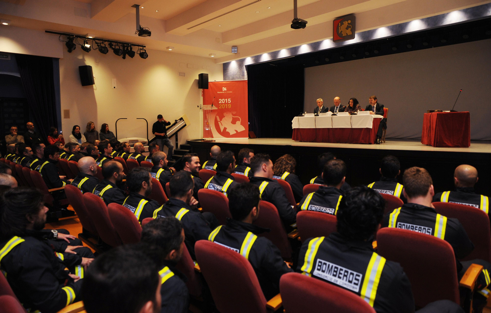 Recepción a los bomberos de la oposición en el palacio de la Merced.