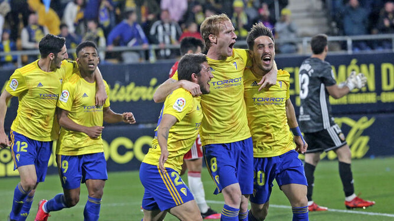 Varios jugadores del Cádiz, eufóricos tras marcar un gol.