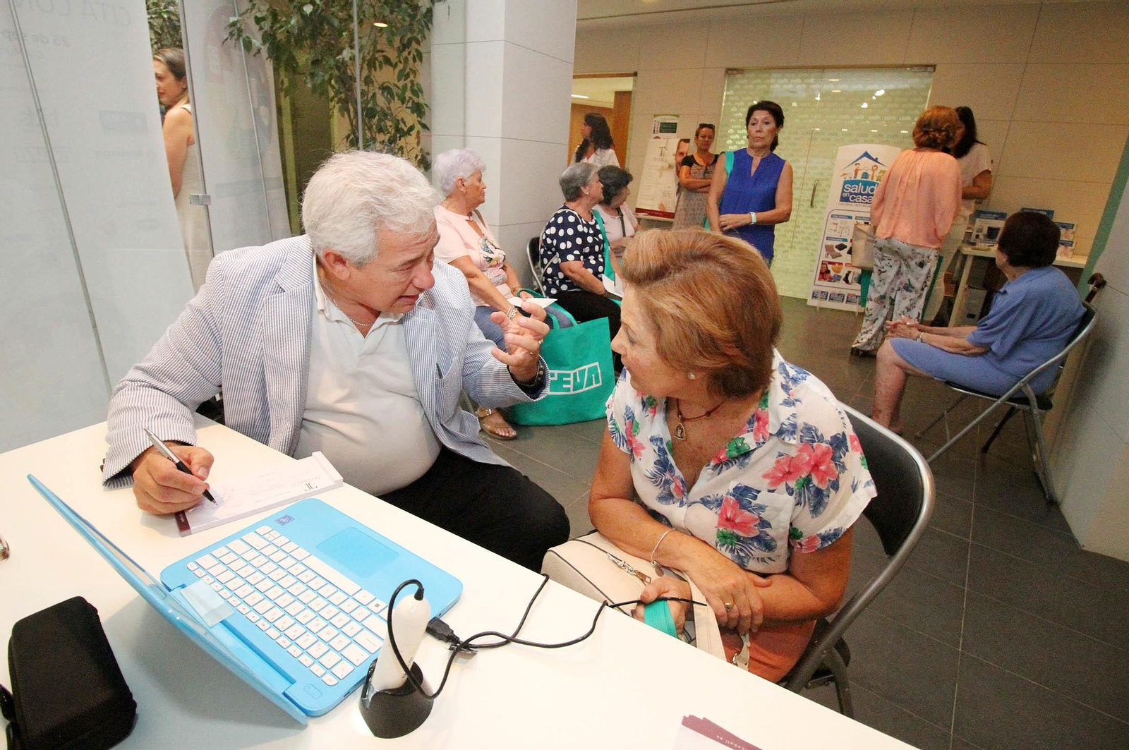 Imágenes de la jornada de puertas abiertas y circuito saludable en el Colegio de Farmacéuticos de Huelva