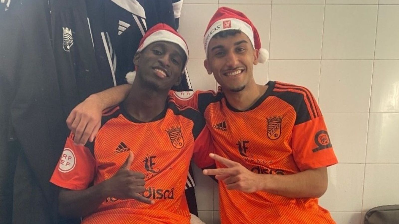 Armengol y Alberto Ulloa posan felices tras ganar al Linares 0-2.