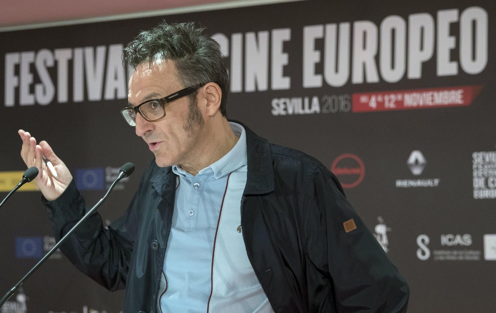 José Luis Cienfuegos, comunicando el fallo del jurado.