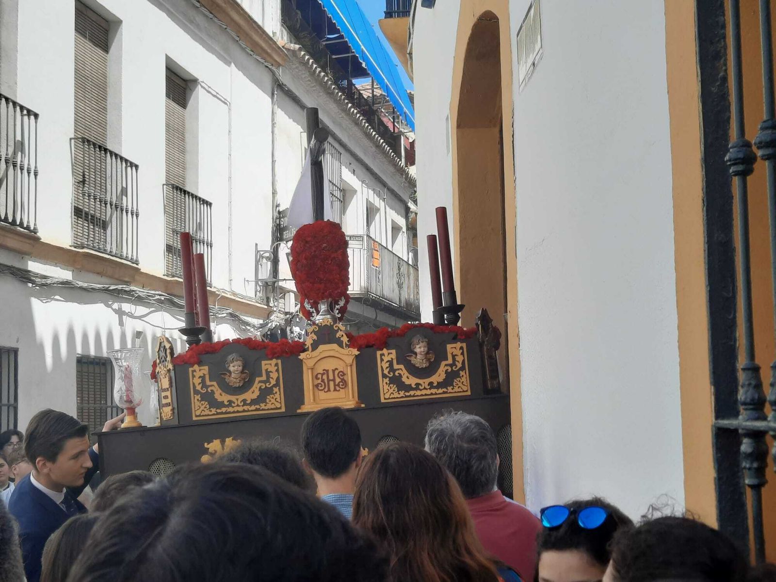 Alcorce pasea por la Judería de Córdoba la tradicional Cruz de Mayo, en imágenes