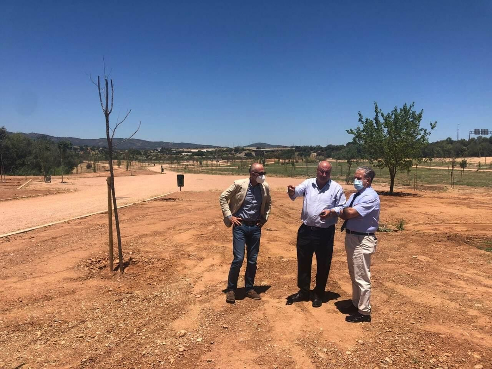 Salvador Fuentes en su visita a uno de los parques.