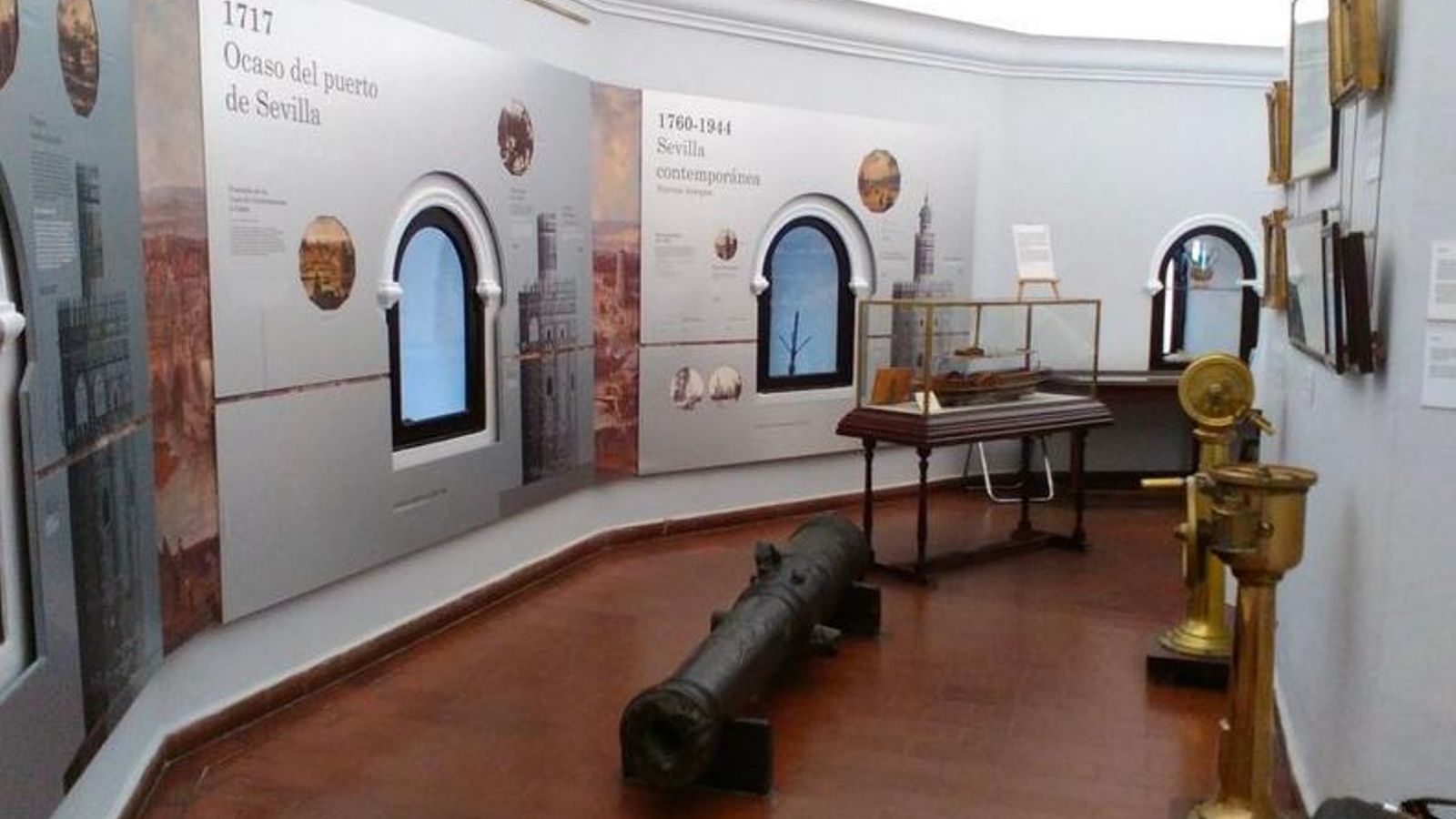 Interior de la Torre del Oro: Museo naval.