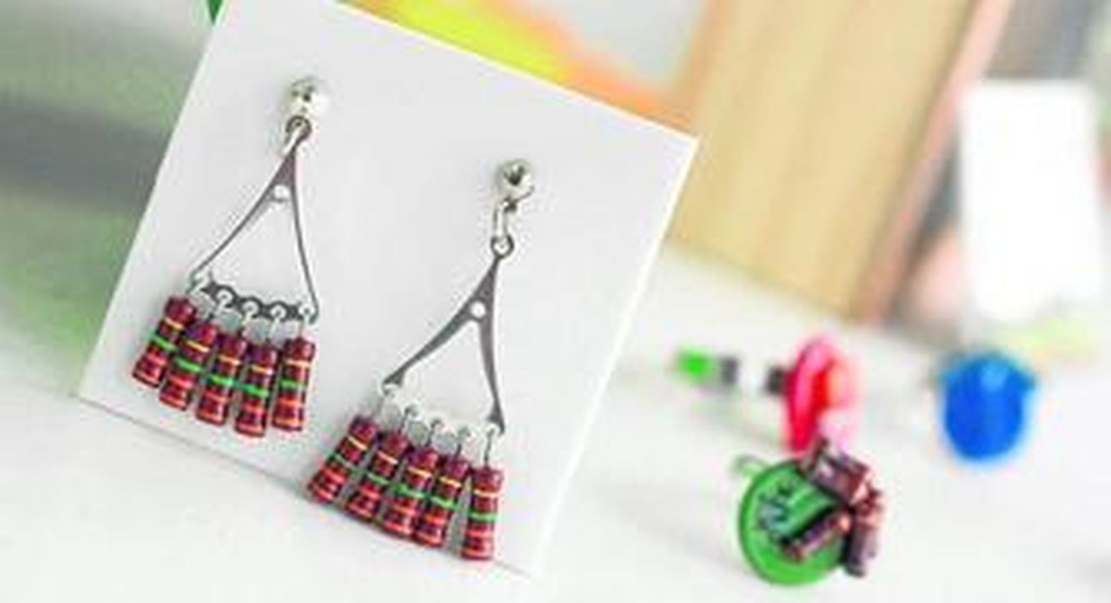 La tienda vende diferentes artículos hechos a mano como la bisutería elaborada con resistencias de ordenadores.