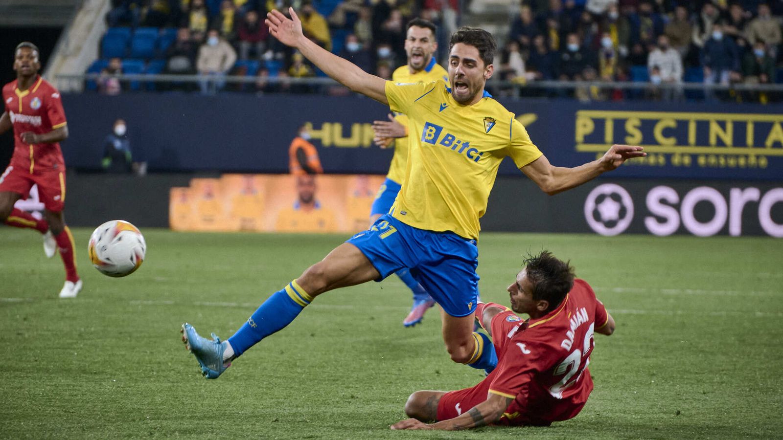 Partido de fútbol entre el Cádiz CF y el Getafe CF.