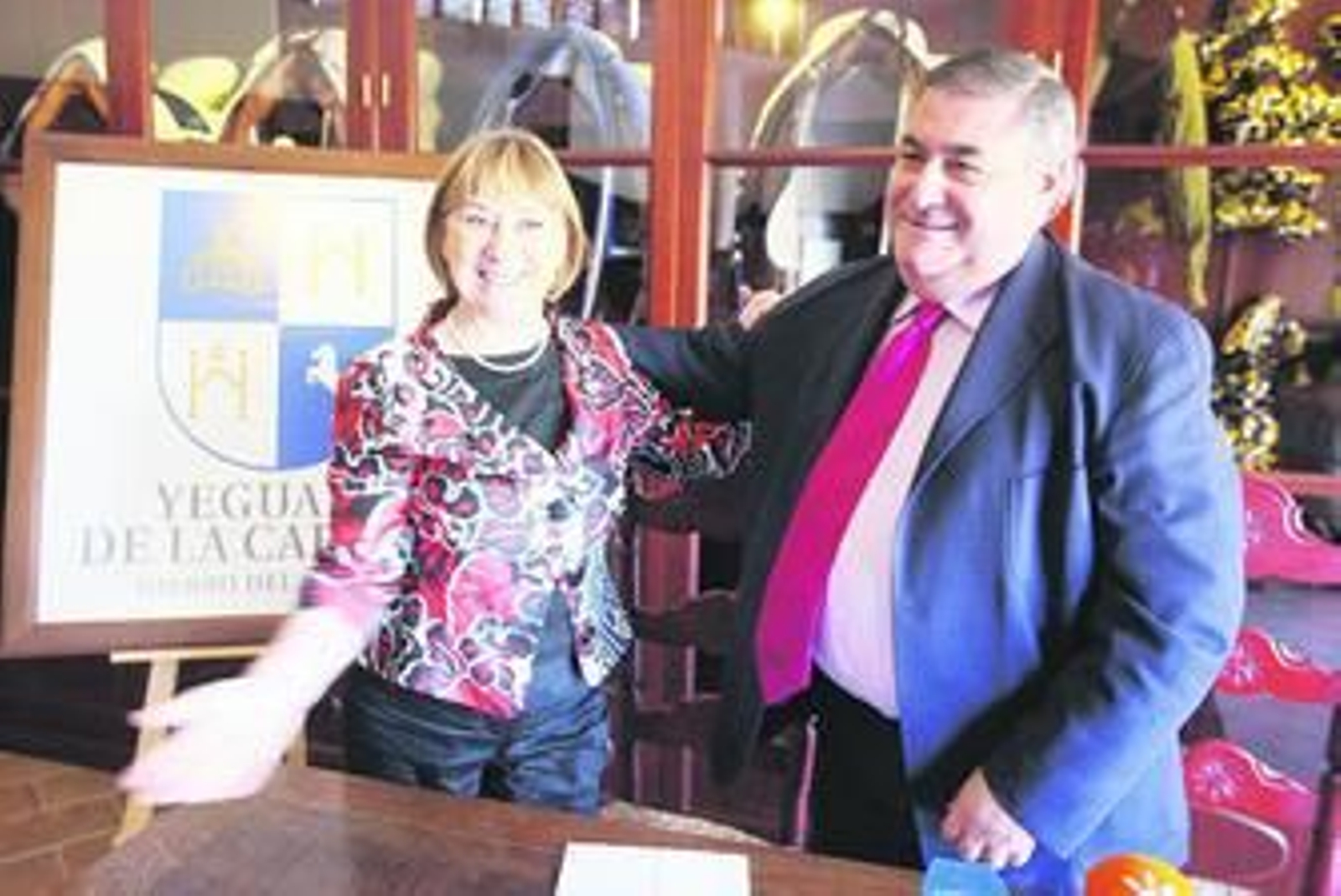 Sol Hernández Olmo y Francisco Reina, ayer durante la firma del acuerdo.