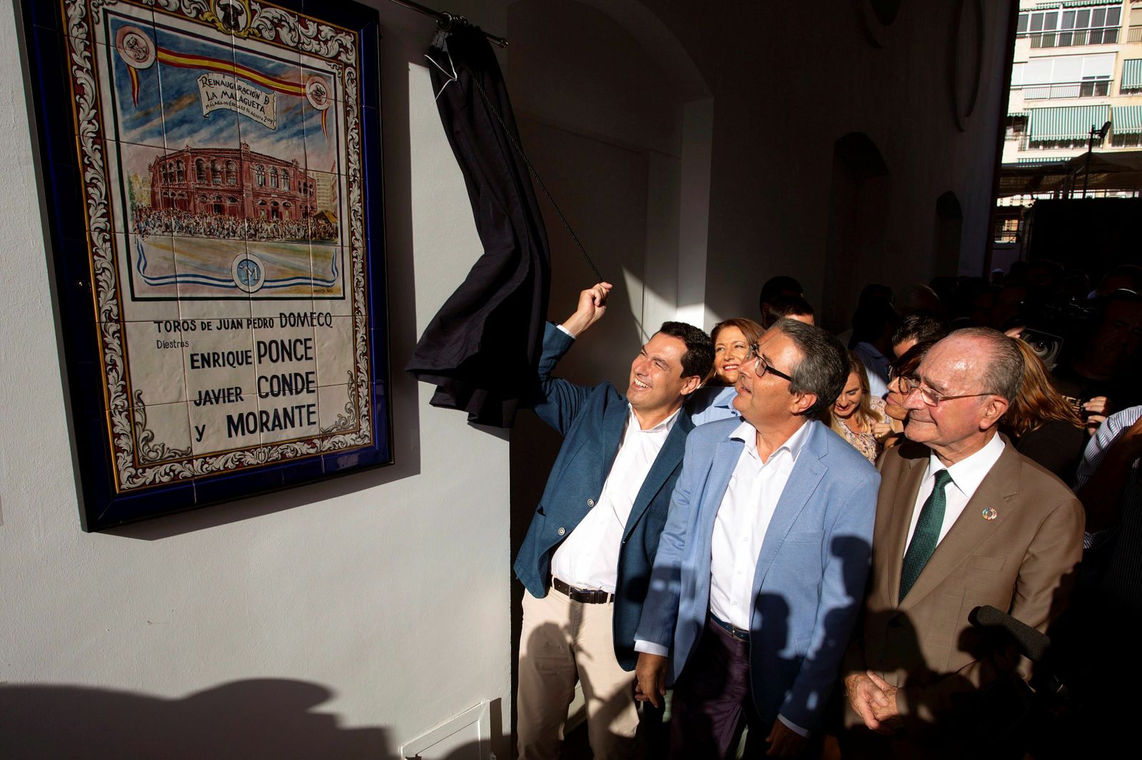 El presidente de la Junta de Andalucía, Juanma Moreno, descubrió una placa conmemorativa de la reinauguración.