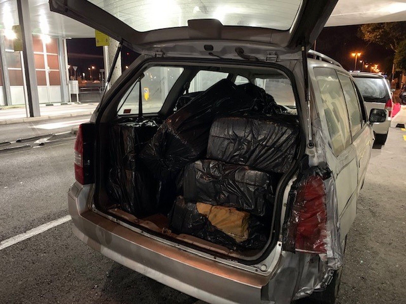 Un vehículos cargado de tabaco, en la Aduana de La Línea.